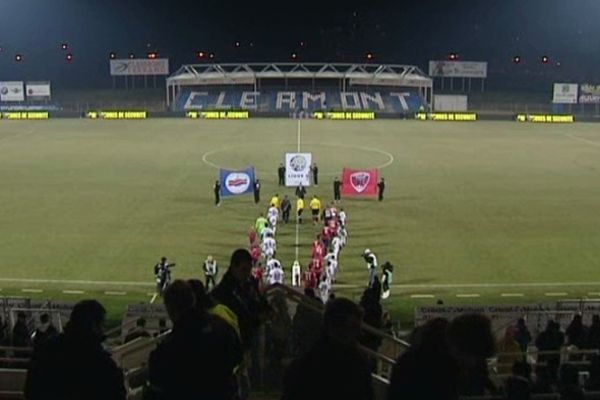 Pendant la confrontation entre le Clermont Foot et Caen, les filets ont tremblé mais aucun ballon n'est allé jusqu'au fond. Reportage Julien Le Coq Eric Taxil