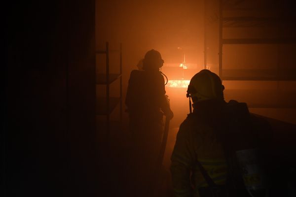 Sapeurs-pompiers mobilisés sur un incendie. Photo d'illustration.