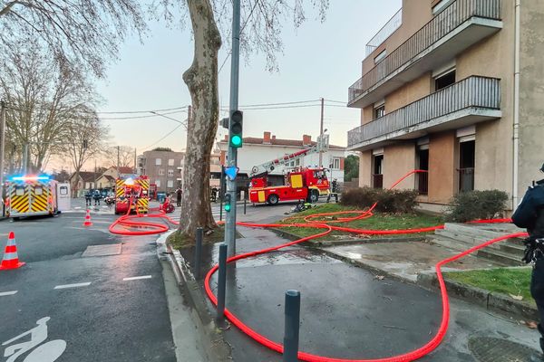 Les pompiers du SDIS 31 sont intervenus, samedi 11 février 2023, au 138 avenue de Castres à Toulouse (Haute-Garonne) pour un feu dans un immeuble.