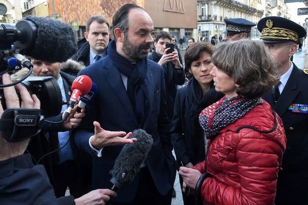 Le Premier ministre a rencontré les commerçants bordelais ce vendredi 1er février. Il leur a promis de l'aide après la perte du chiffre d'affaires liées aux casseurs. 