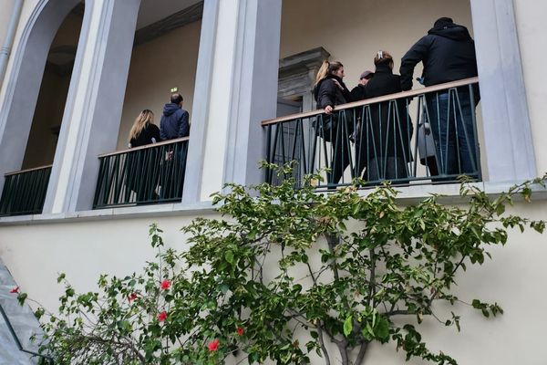 Les proches de Karim Absi, attabu le 7 juin 2017 à Cargèse, devant les portes de la salle d'audience de Bastia, dans l'attende de la décision de la cour d'appel.