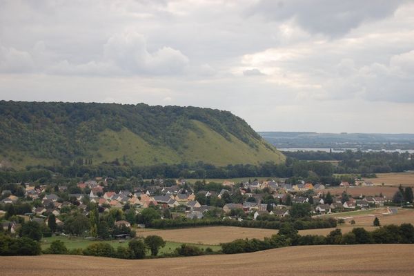 Bien plus de gris que de bleu dans l'Eure, à Romilly sur Andelle où culmine la côte des Deux-Amants, qui domine la Seine.