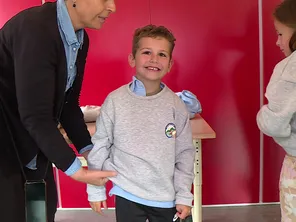 Les 130 élèves de l'école publique de Labastide-Monréjeau ont testé les tailles de leur prochain uniforme qui sera fabriqué dans un atelier en Béarn.