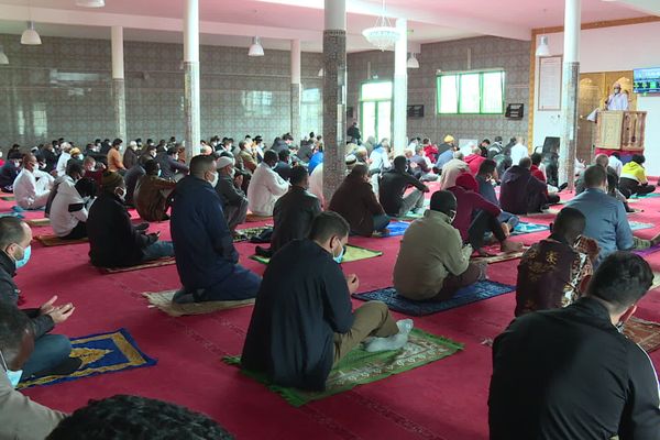 Les fidèles étaient nombreux ce vendredi après-midi pour écouter le prêche de l'imam à la mosquée Al Rahman de Laval.