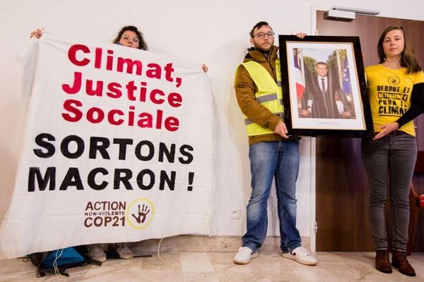 Le 04 mars 2019, les militants d'ANV-COP 21 lors de l'action de décrochage du portrait d'Emmanuel Macron à la mairie de Saint-Sébastien-sur-Loire.