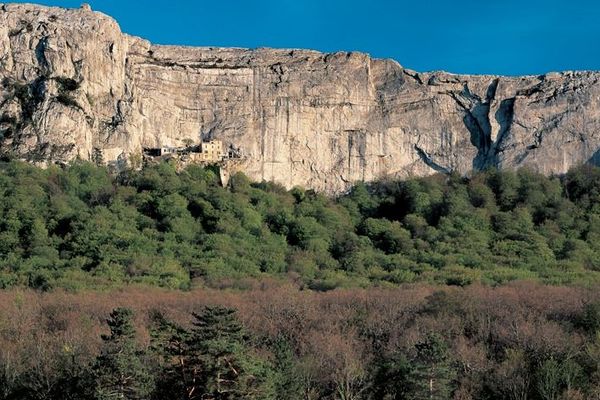 Le massif de la Sainte-Baume, classé forêt d’exception rouvre certains accès au promeneurs.