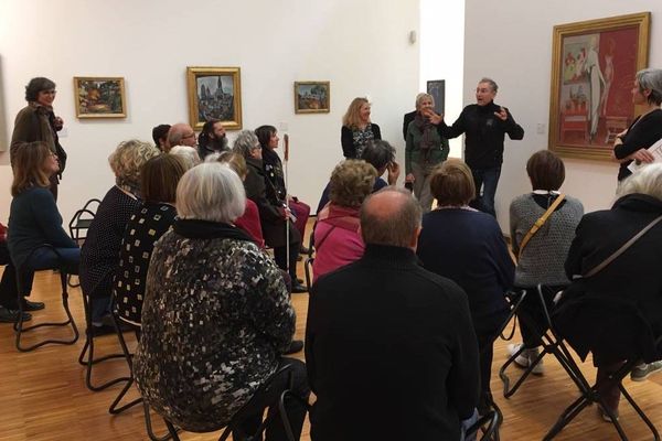 Jean-Claude Gallotta explique aux malvoyants comment ces peintures du Musée de Grenoble ont inspiré sa nouvelle création.