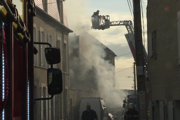 Le feu a pris dans une rue où il n'est pas facile pour les pompiers d'intervenir.