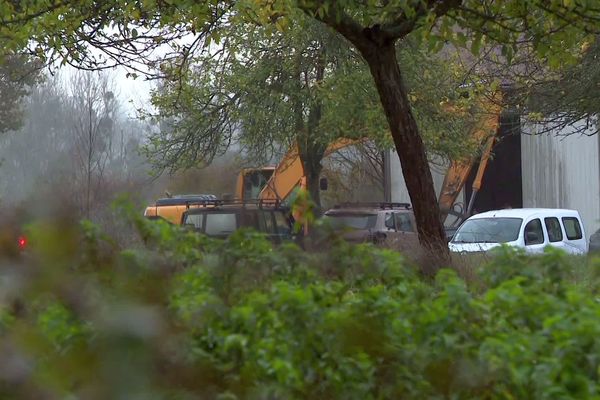 Une pelleteuse est entrée en action mercredi 23 novembre à La Chapelle Souëf (Orne) à l'endroit où le corps de Marlaine Marquis aurait été dissimulé en 1989.