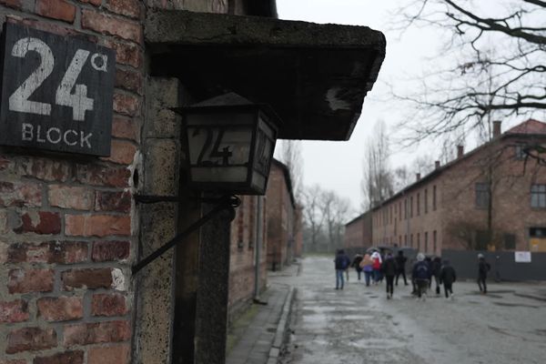 Environ 35 000 Français ont visité Auschwitz en 2023.