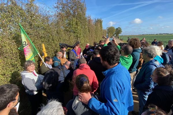 Autour de l'eurodéputé écologiste Benoit Biteau, les membres du collectif anti-bassines face à la presse ce mercredi 2 novembre à Sainte-Soline (Deux-Sèvres)