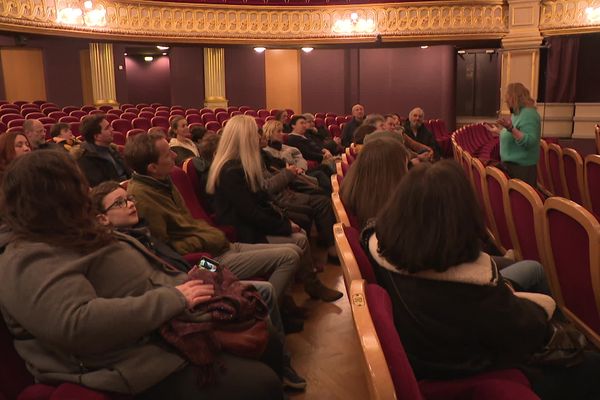 Chaque visite se déroule en petit comité pour pouvoir accéder à tous les espaces du théâtre.