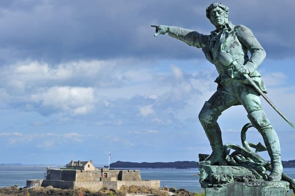 La statue de Robert Surcouf à Saint-Malo