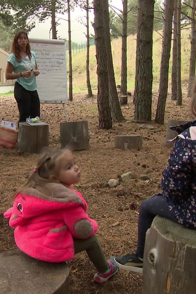 C'est une pédagogie novatrice et qui fait ses preuves depuis quelques années. À Matemale, en Capcir au sud de Perpignan, l'école se fait dans la forêt pour les petites, moyennes et grandes sections. Cela permettrait aux élèves de conserver plus longtemps les connaissances acquises.