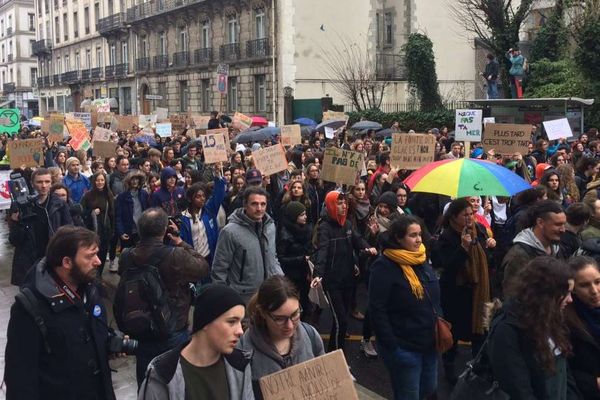 Près d'un millier de manifestants arrivent place de Verdun à proximité de la préfecture