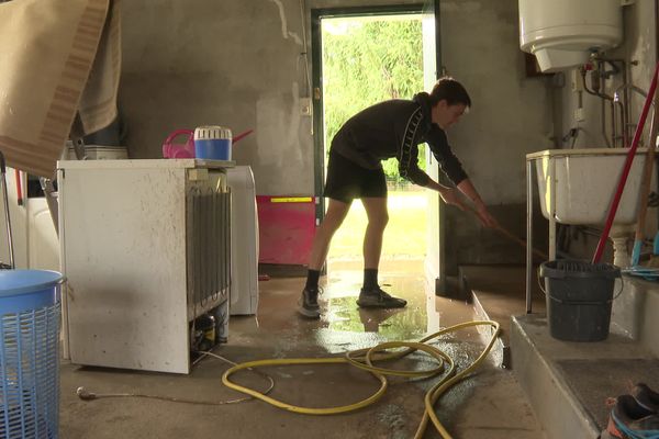 Deux jours après le violent orage qui a touché la Soule, les habitants tentent toujours d'assecher leurs maisons et caves.