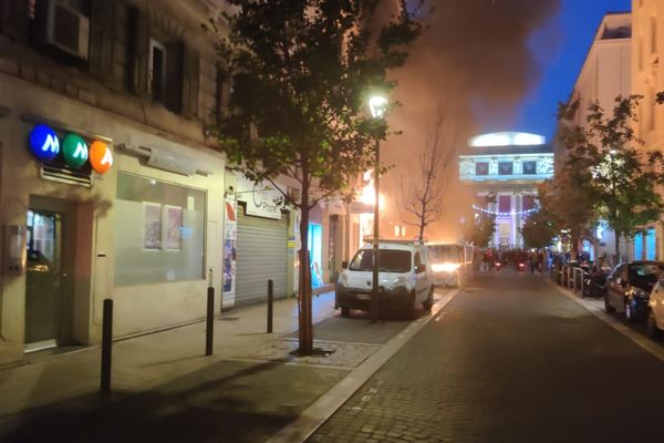 Un incendie s'est déclenché rue Pythéas à Marseille (1er). Deux personnes ont été interpellées.