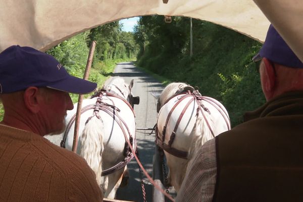 Jean-Paul et Jean-Claude sur la route qui les ramène de l'Anjou vers le Morvan