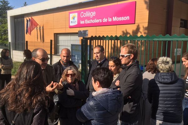 Rassemblement des personnels grévistes devant le collège des Escholiers de la Mosson à Montpellier.