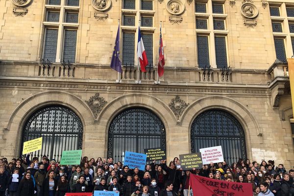 Rassemblement des élèves devant la mairie de Vincennes