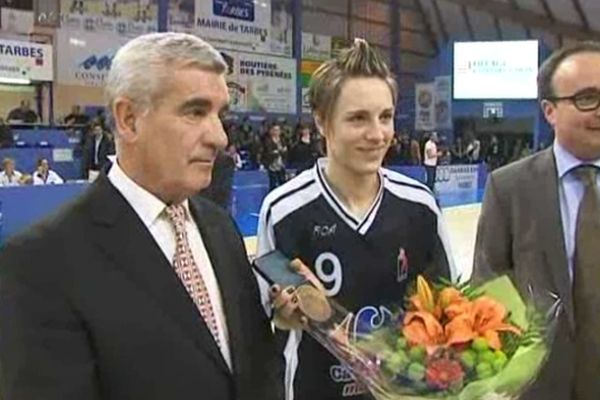 Céline Dumerc reçoit la médaille d'or de la Ville de Tarbes