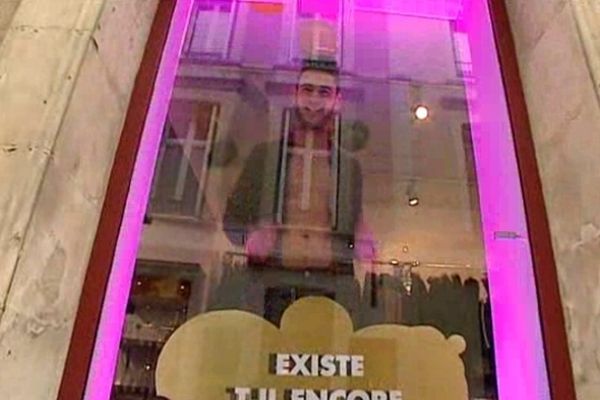 L'un des mannequins en vitrine à Poitiers ce samedi