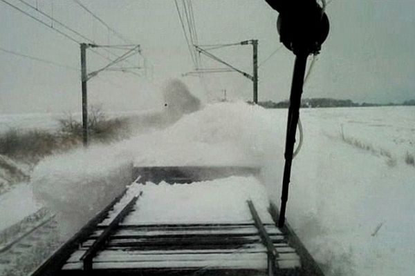 Dégagement d'une voie à l'aide d'un train spécial équipé d'un chasse neige