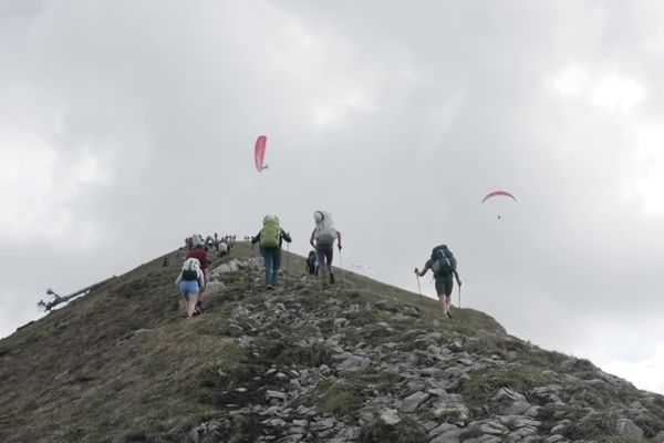 La compétition Bornes to Fly en Haute-Savoie allie marche et vol en parapente - 19 mai 2024