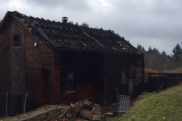 Le chalet en bois entièrement ravagé par les flammes