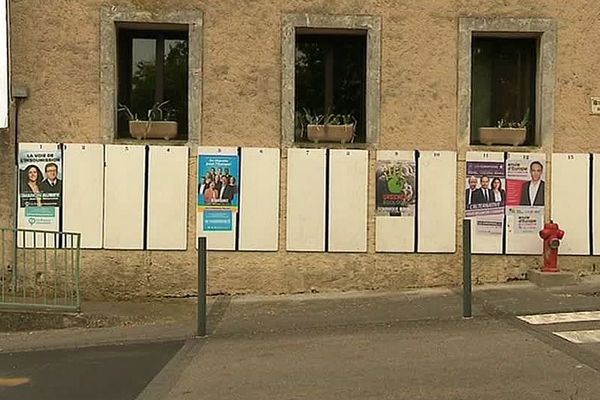 Assas (Hérault) - les panneaux d'affichage des listes candidates aux Européennes - mai 2019.