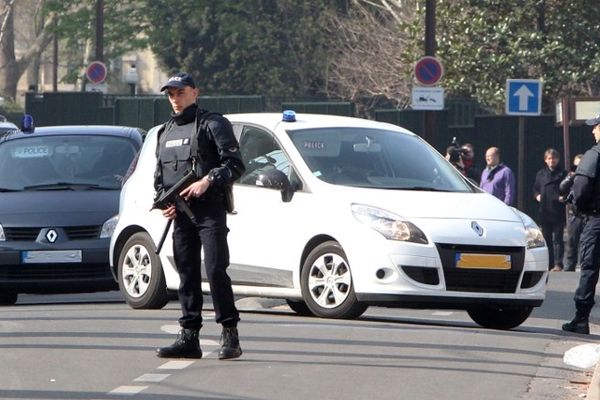 24 mars 2012 : Abdelkader Merah, frère de Mohamed Merah est emmené par la police à la cellule antiterroriste de Levallois-Perret.