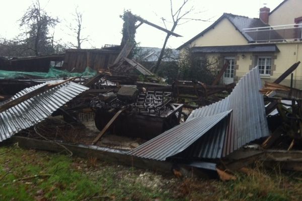 Ce hangar s'est écroulé après le passage de la mini-tornade