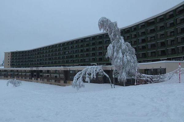 L'immeuble des Glovettes, situé à Villard-de-Lans (Isère), est transformé, une partie de l'année, en résidence artistique.