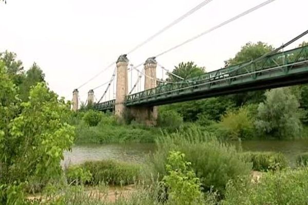 Le pont de Chatillon-sur-Loire (Loiret) en été