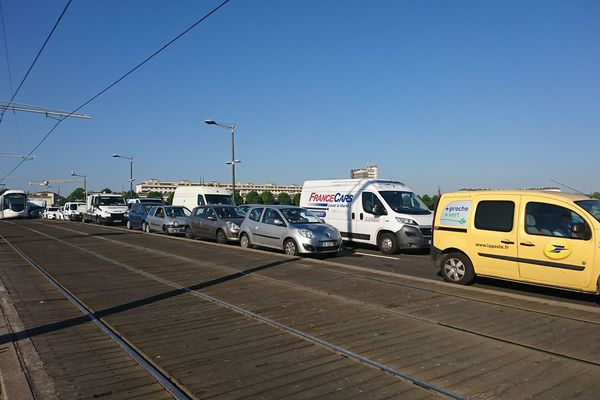 Le pont Jeanne d'Arc (Rouen) encombré en début de matinée