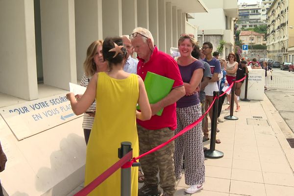 Les Niçois se pressent au centre des impôts pour la déclaration de leurs biens immobiliers.