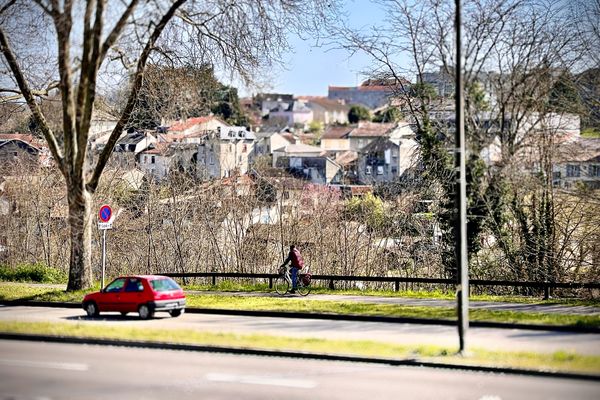 Prendre le vélo au lieu de la voiture permet de faire plus de sport et n'émet pas de CO2.