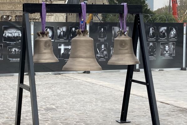 Trois cloches, dont celle des JO, présentées ce jeudi sur le parvis de la cathédrale Notre-Dame de Paris.