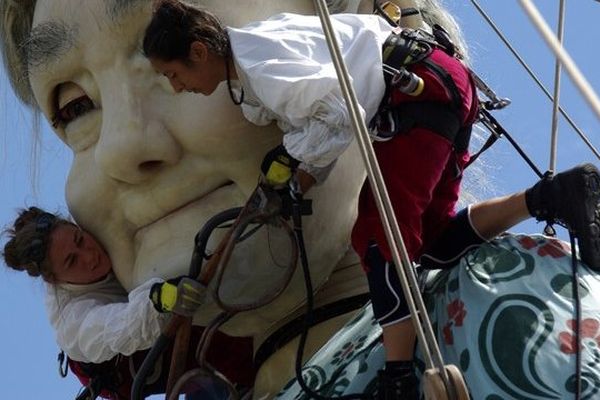 Les Lilliputiens manipulateurs de géants dans les rues de Nantes