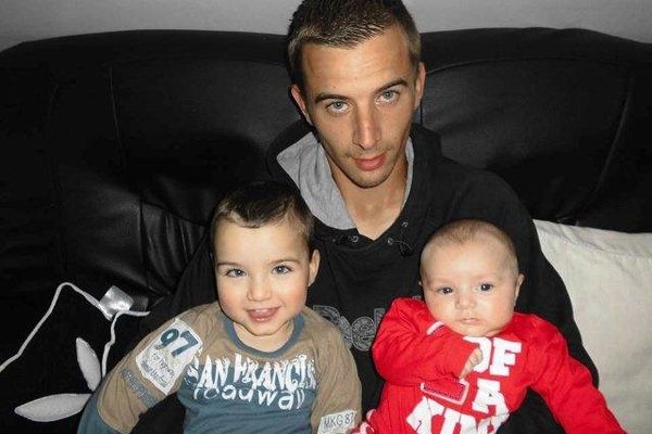 Théo avec son papa et son petit frère