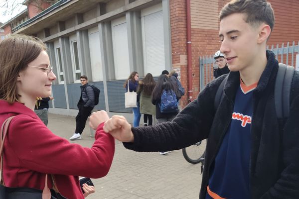 Mathilde et Noa n'ont pas eu besoin de changer leurs habitudes. Ils se font un check pour se saluer, une tradition depuis bien longtemps pour ses jeunes lycéens.