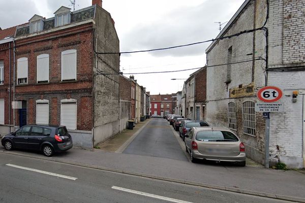 C'est au croisement de la rue Dampierre et de la rue Barbe Parent à Valenciennes dans le Nord que les faits se sont produits.