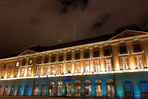 L'hôtel de ville de Metz illuminé en bleu pour soutenir l'UNICEF