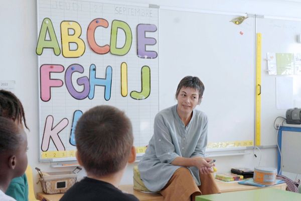 Carole enseignante à l'école Jean Moulin de Nantes, avec ses élèves de grande section