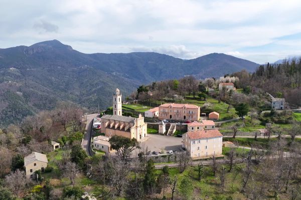 Cette série de cinq reportages, réalisés par Paul Salort et Capucine Laulanet, vous amène à la découverte de la région de Casacconi.