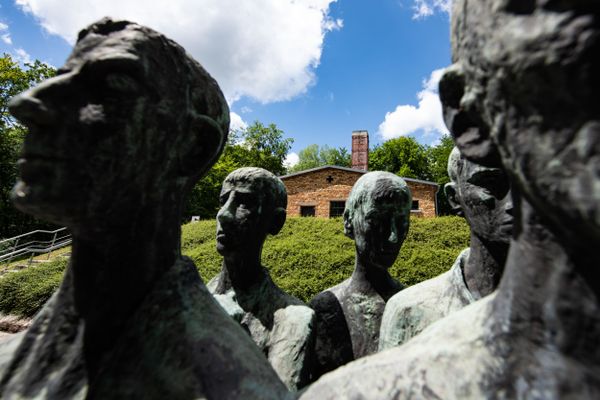 Devant le crématorium du camp de concentration de Dora en Allemagne.