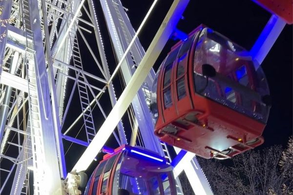 La grande roue de la place Drouet d'Erlon, en pleine activité durant le mois de décembre 2023.