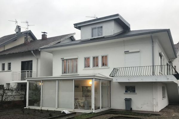 L'octogénaire résidait dans cette maison, à Vieux-Charmont.