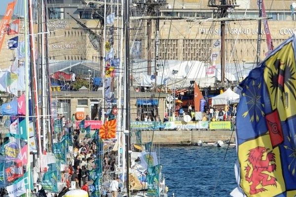 A Saint-Malo, J moins deux avant le départ de la 10ème "Route du Rhum - Destination Guadeloupe", célèbre course à la voile en solitaire qui a lieu tous les 4 ans.