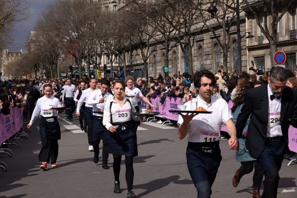 Photo de la course des serveuses et garçons de café de Paris.